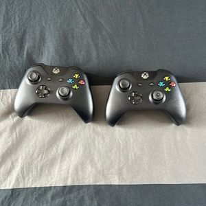 2 XBOX 1 CONTROLLERS